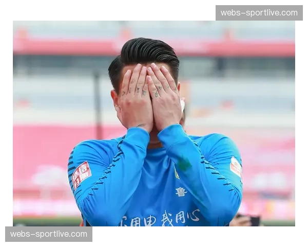 特写：赛后谢场，山东泰山球迷高歌致敬远征军